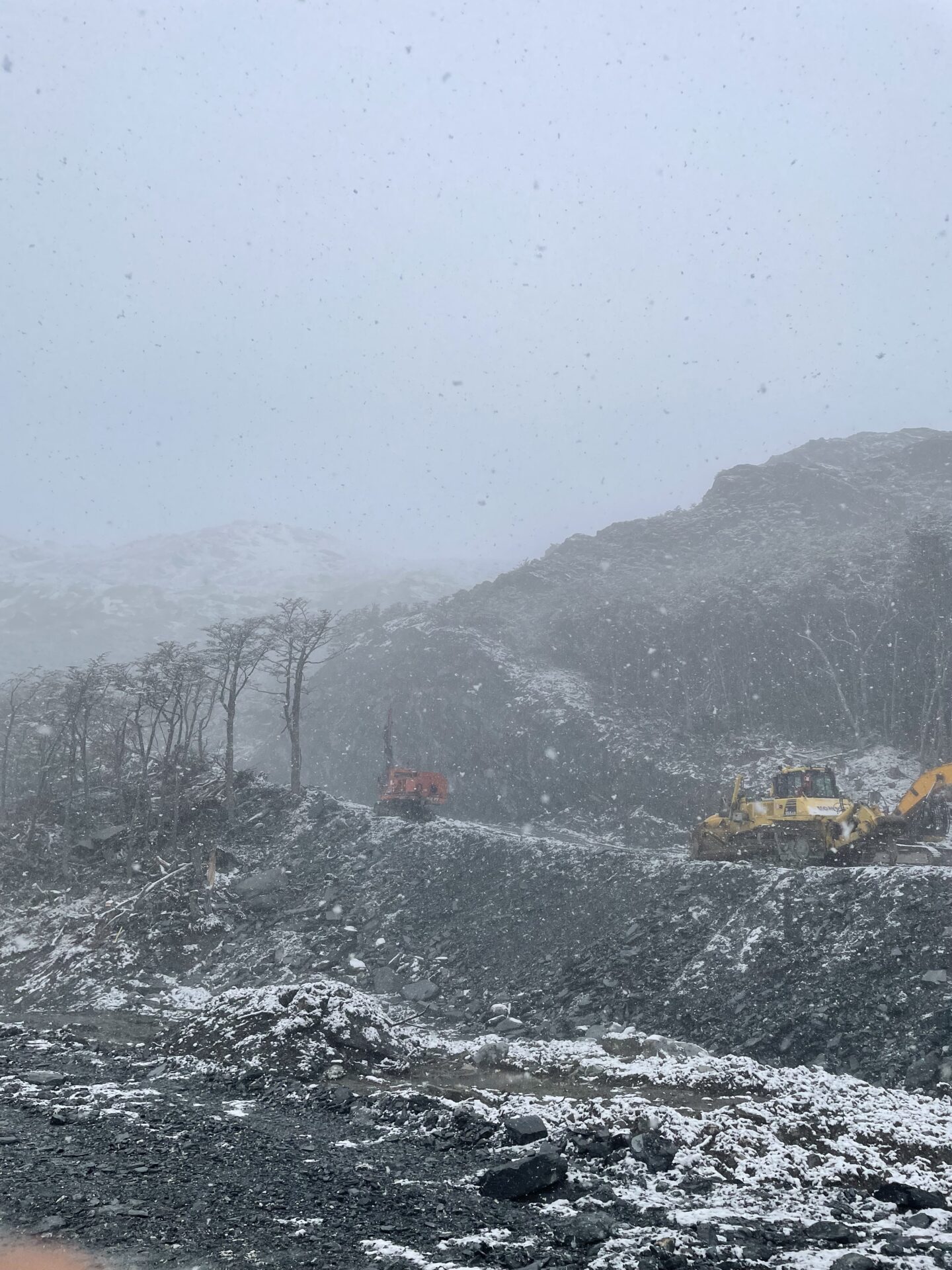 Trabajos del CMT en Cordillera Darwin, con algo de nieve a inicios de marzo.